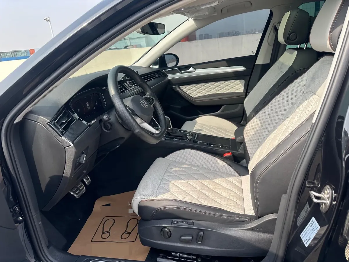 2023 Volkswagen Magotan 2.0T 220HP L4 7DCT,autocango,china used car exporter,china ev exporter,chinese used car exporter,chinese used ev exporter