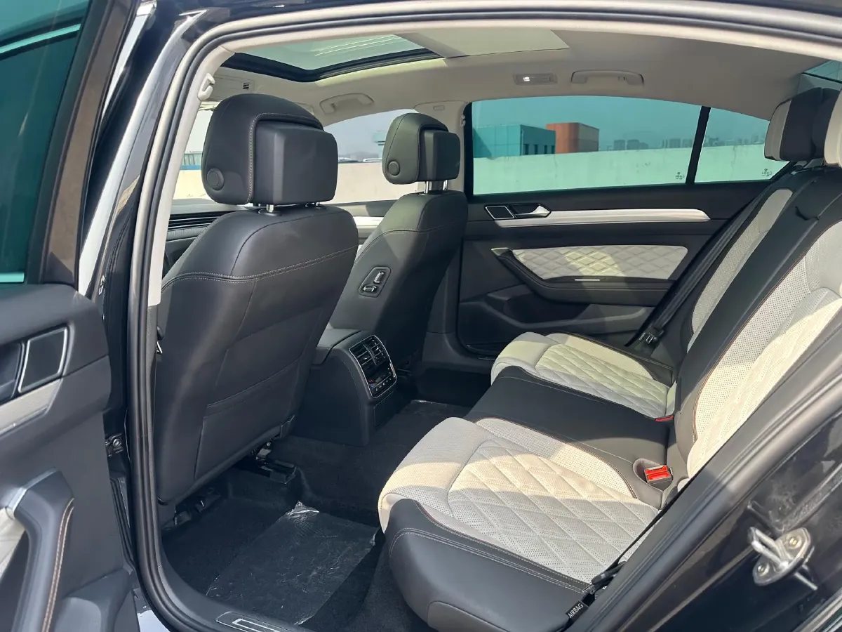 2023 Volkswagen Magotan 2.0T 220HP L4 7DCT,autocango,china used car exporter,china ev exporter,chinese used car exporter,chinese used ev exporter