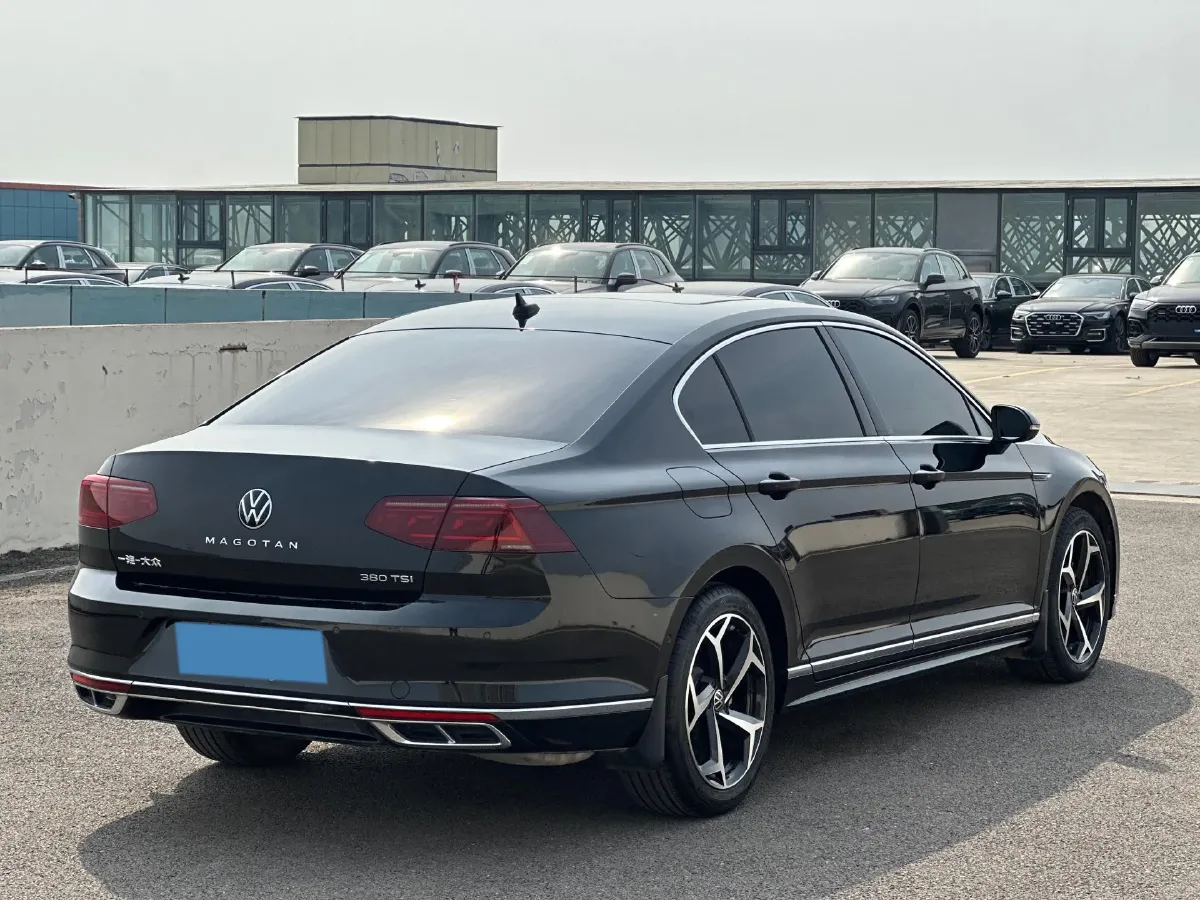 2023 Volkswagen Magotan 2.0T 220HP L4 7DCT,autocango,china used car exporter,china ev exporter,chinese used car exporter,chinese used ev exporter