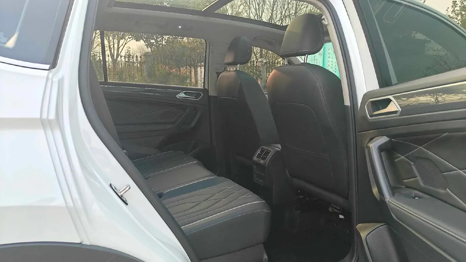 2024 Volkswagen Tiguan L 2.0T 186HP L4 7DCT,autocango,china used car exporter,china ev exporter,chinese used car exporter,chinese used ev exporter