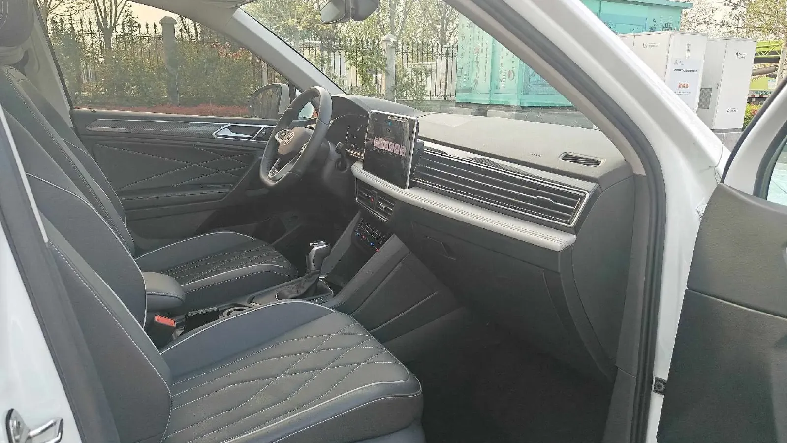 2024 Volkswagen Tiguan L 2.0T 186HP L4 7DCT,autocango,china used car exporter,china ev exporter,chinese used car exporter,chinese used ev exporter