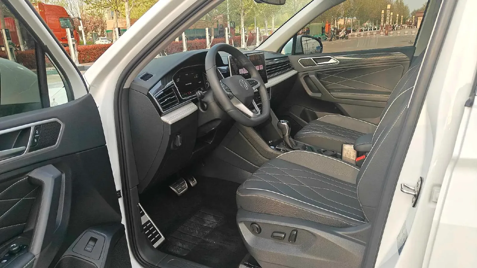 2024 Volkswagen Tiguan L 2.0T 186HP L4 7DCT,autocango,china used car exporter,china ev exporter,chinese used car exporter,chinese used ev exporter