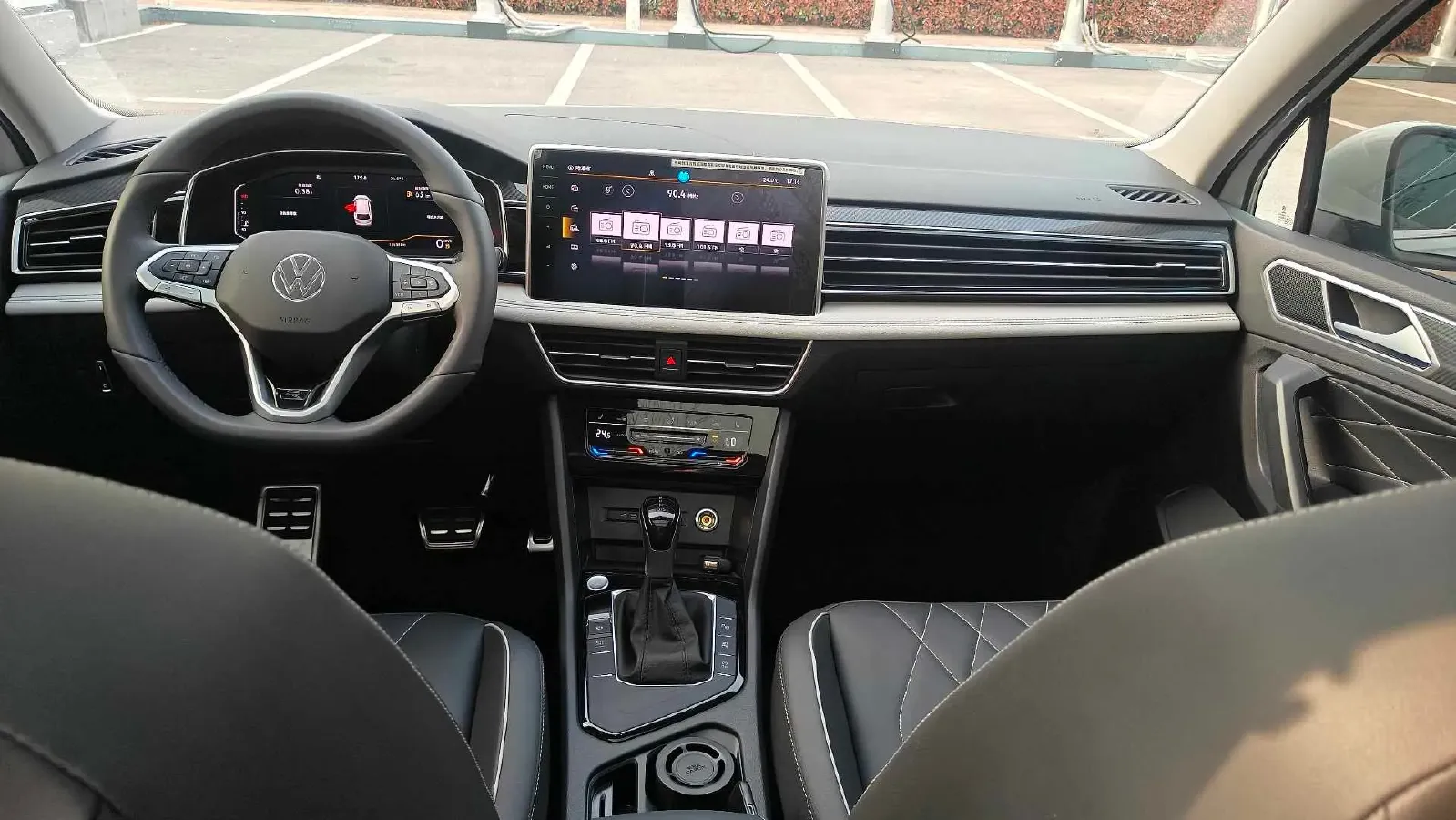 2024 Volkswagen Tiguan L 2.0T 186HP L4 7DCT,autocango,china used car exporter,china ev exporter,chinese used car exporter,chinese used ev exporter