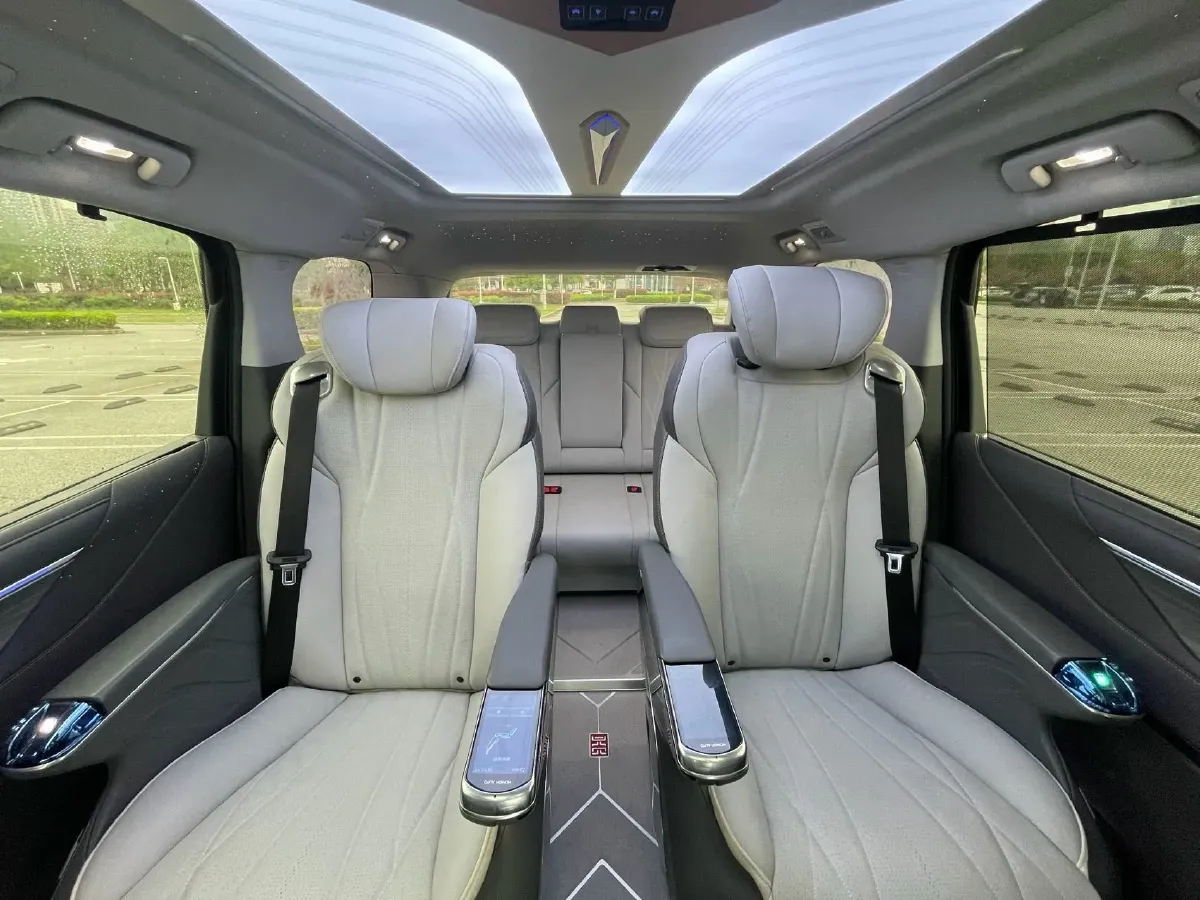 2025 Buick GL8 2.0T 237HP L4 9AT,autocango,china used car exporter,china ev exporter,chinese used car exporter,chinese used ev exporter