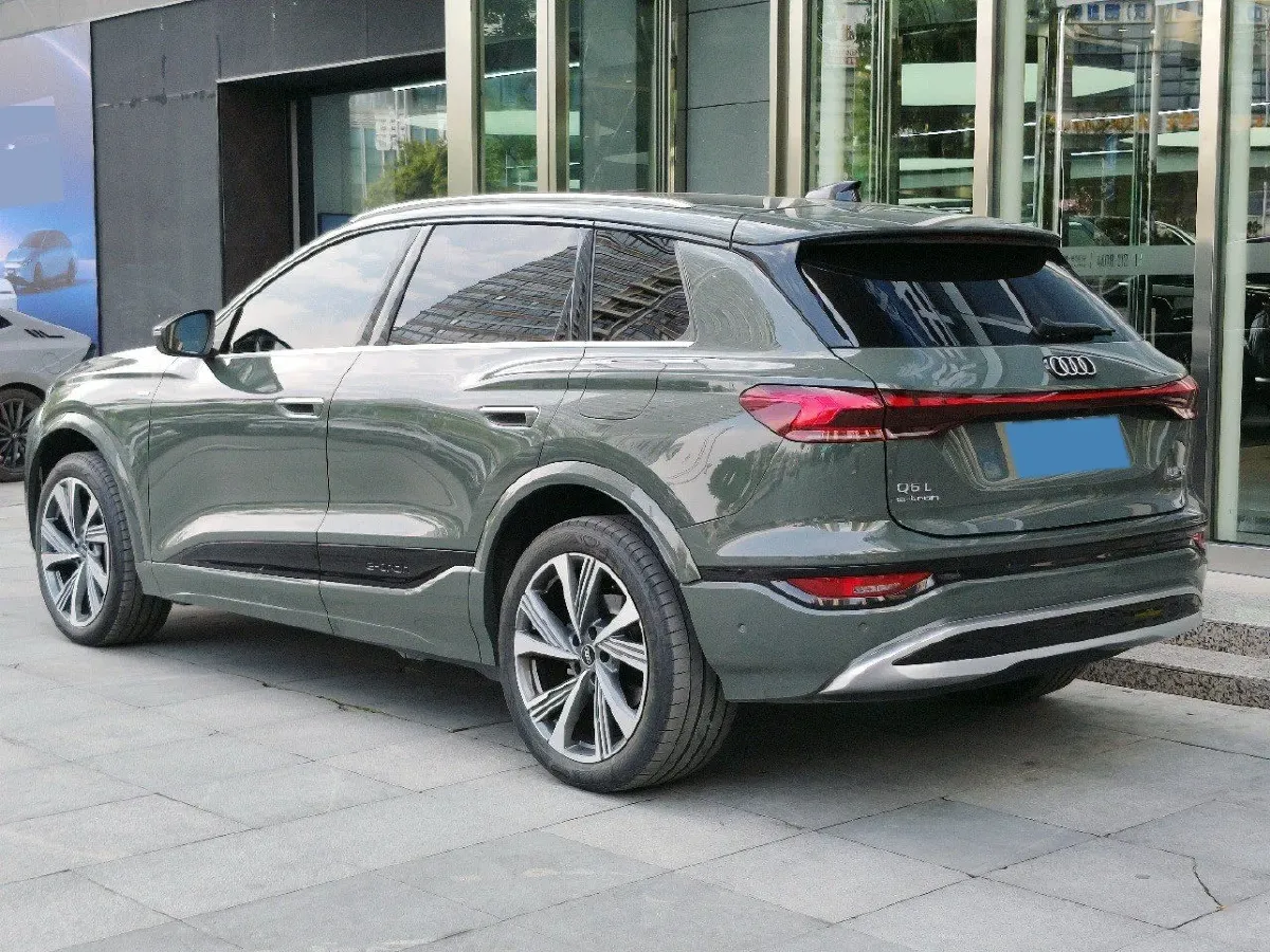 2025 Audi Q5L 2.0T 190HP L4 7DCT,autocango,china used car exporter,china ev exporter,chinese used car exporter,chinese used ev exporter