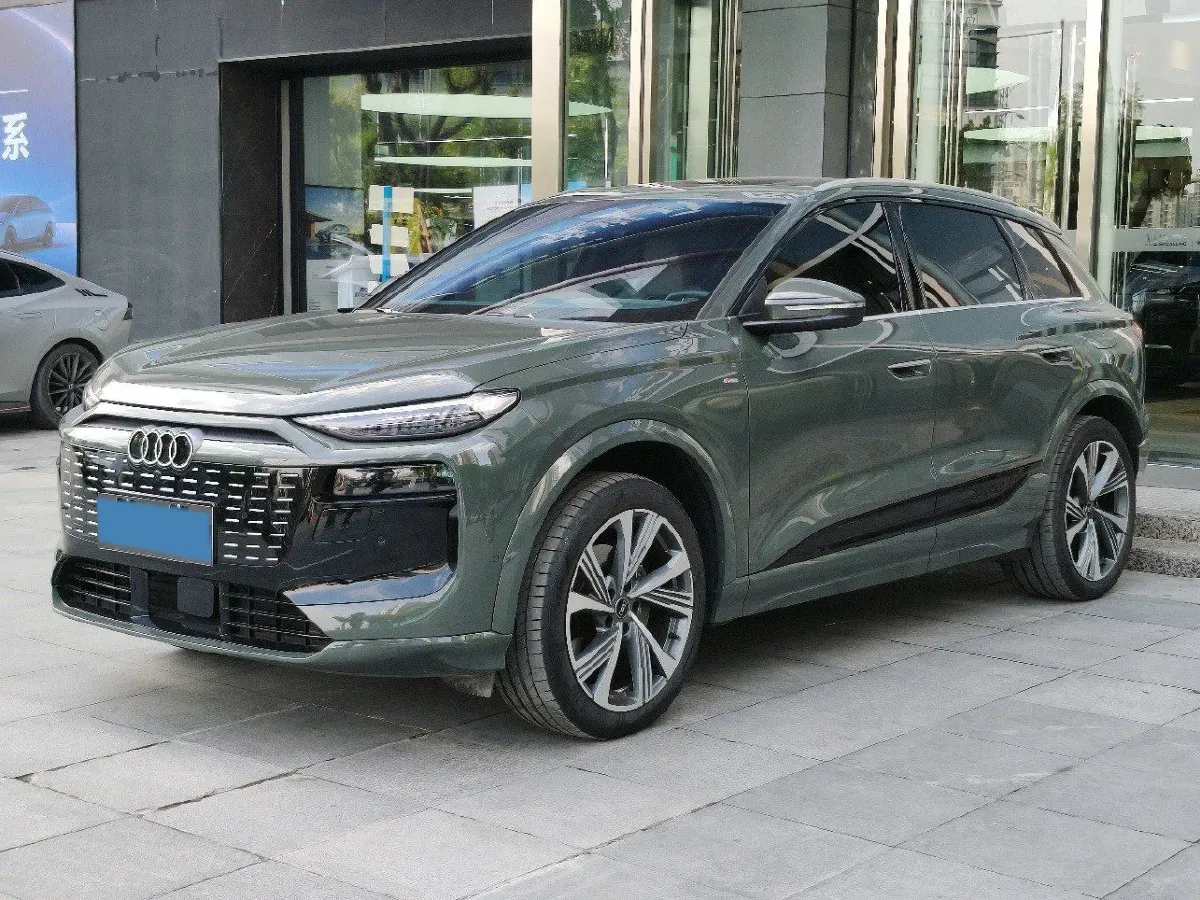 2025 Audi Q5L 2.0T 190HP L4 7DCT,autocango,china used car exporter,china ev exporter,chinese used car exporter,chinese used ev exporter