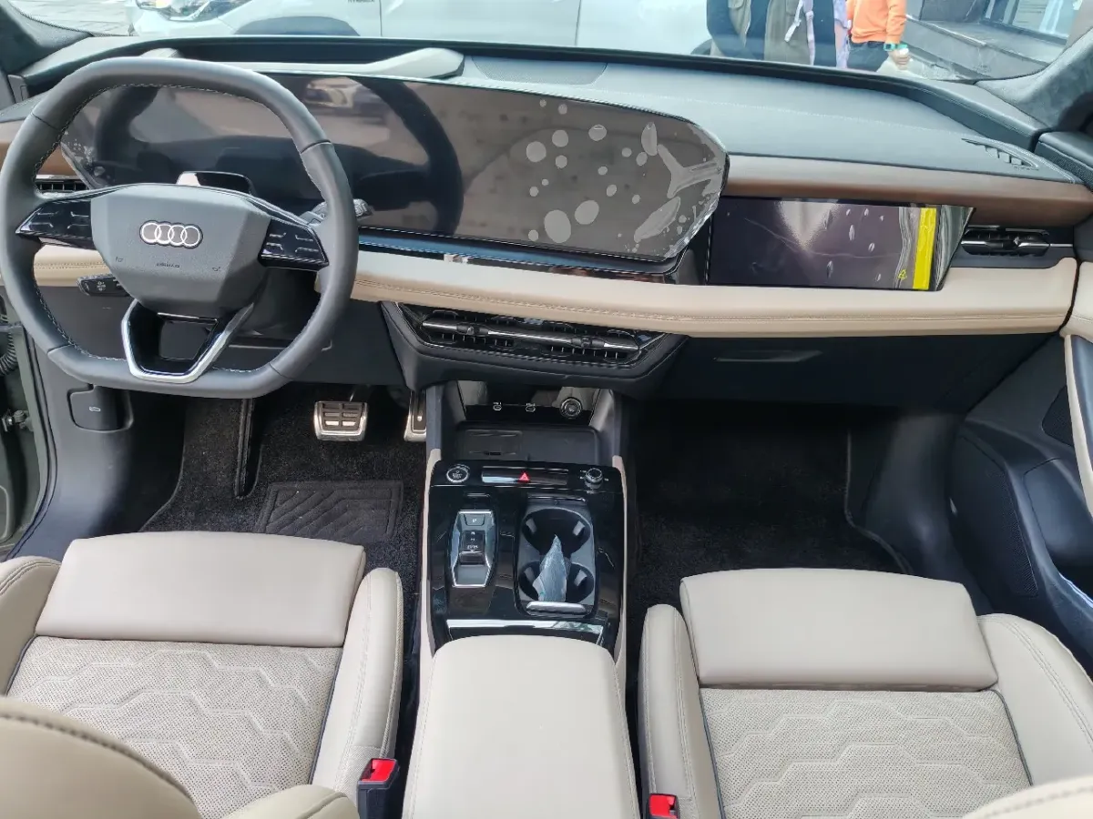 2025 Audi Q5L 2.0T 190HP L4 7DCT,autocango,china used car exporter,china ev exporter,chinese used car exporter,chinese used ev exporter