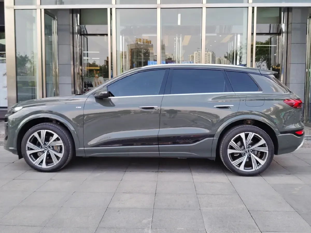 2025 Audi Q5L 2.0T 190HP L4 7DCT,autocango,china used car exporter,china ev exporter,chinese used car exporter,chinese used ev exporter