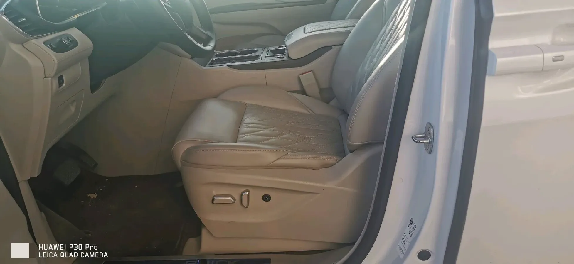 2022 Buick GL8 2.0T 237HP L4 9AT,autocango,china used car exporter,china ev exporter,chinese used car exporter,chinese used ev exporter