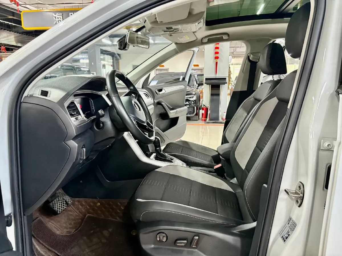 2022 Volkswagen T-Roc 1.4T 150HP L4 7DCT,autocango,china used car exporter,china ev exporter,chinese used car exporter,chinese used ev exporter