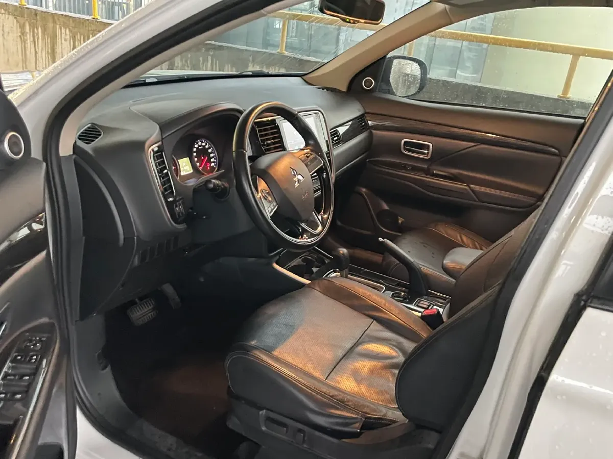 2018 Mitsubishi Outlander 2.0L 166HP L4 CVT,autocango,china used car exporter,china ev exporter,chinese used car exporter,chinese used ev exporter