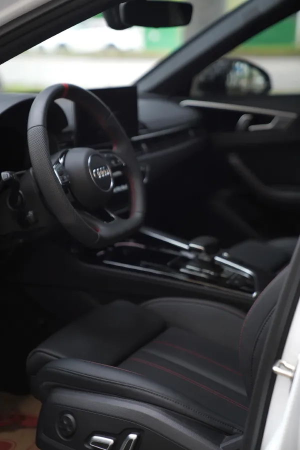 2025 Audi A4L 2.0T 190HP L4 7DCT,autocango,china used car exporter,china ev exporter,chinese used car exporter,chinese used ev exporter