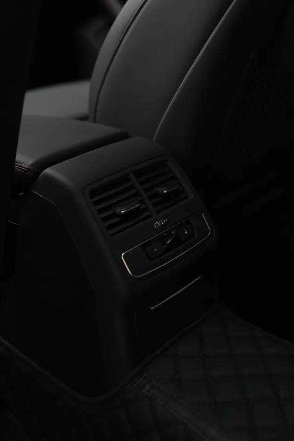 2025 Audi A4L 2.0T 190HP L4 7DCT,autocango,china used car exporter,china ev exporter,chinese used car exporter,chinese used ev exporter