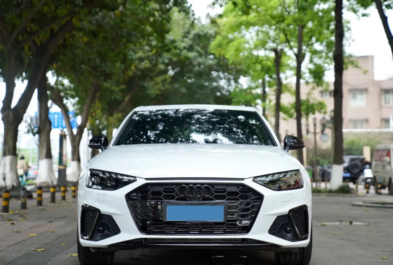 2025 Audi A4L 2.0T 190HP L4 7DCT,autocango,china used car exporter,china ev exporter,chinese used car exporter,chinese used ev exporter