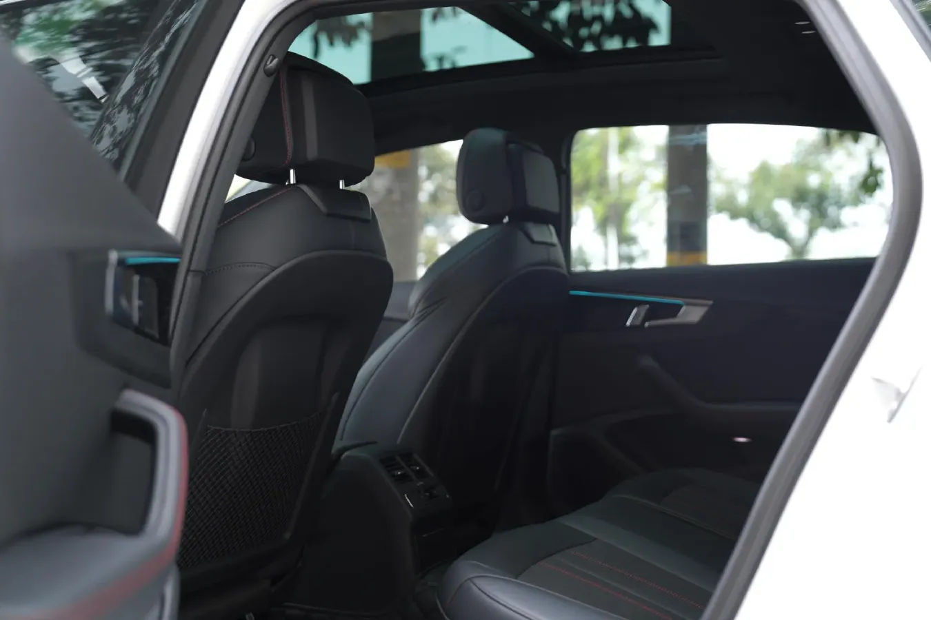 2025 Audi A4L 2.0T 190HP L4 7DCT,autocango,china used car exporter,china ev exporter,chinese used car exporter,chinese used ev exporter