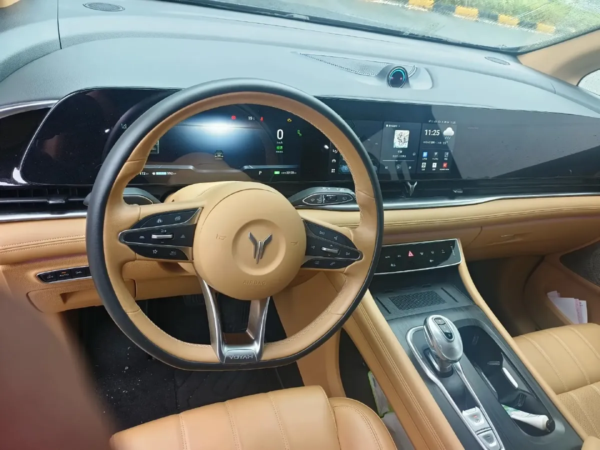 2024 Voyah Dream 1.5T 150HP L4 PHEV 43KWH,autocango,china used car exporter,china ev exporter,chinese used car exporter,chinese used ev exporter