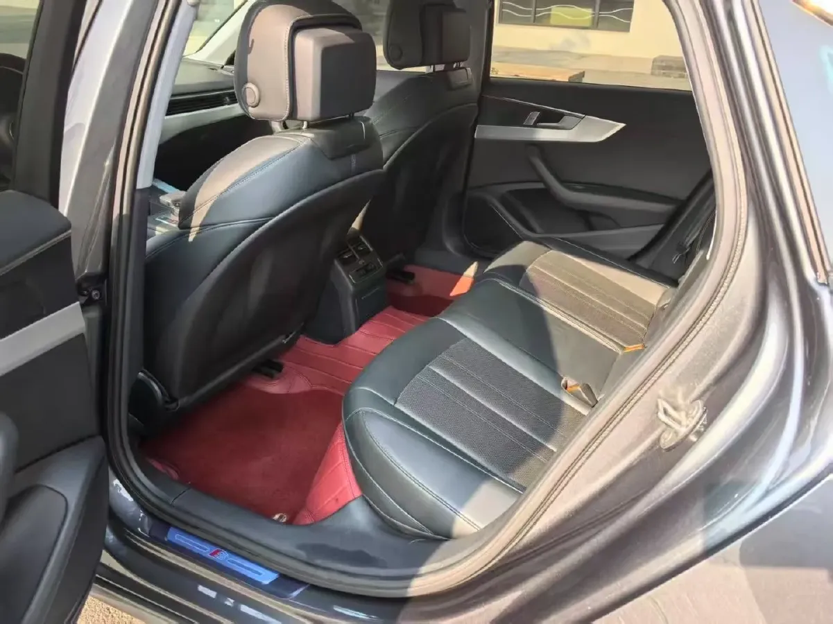 2025 Audi A4L 2.0T 190HP L4 7DCT,autocango,china used car exporter,china ev exporter,chinese used car exporter,chinese used ev exporter