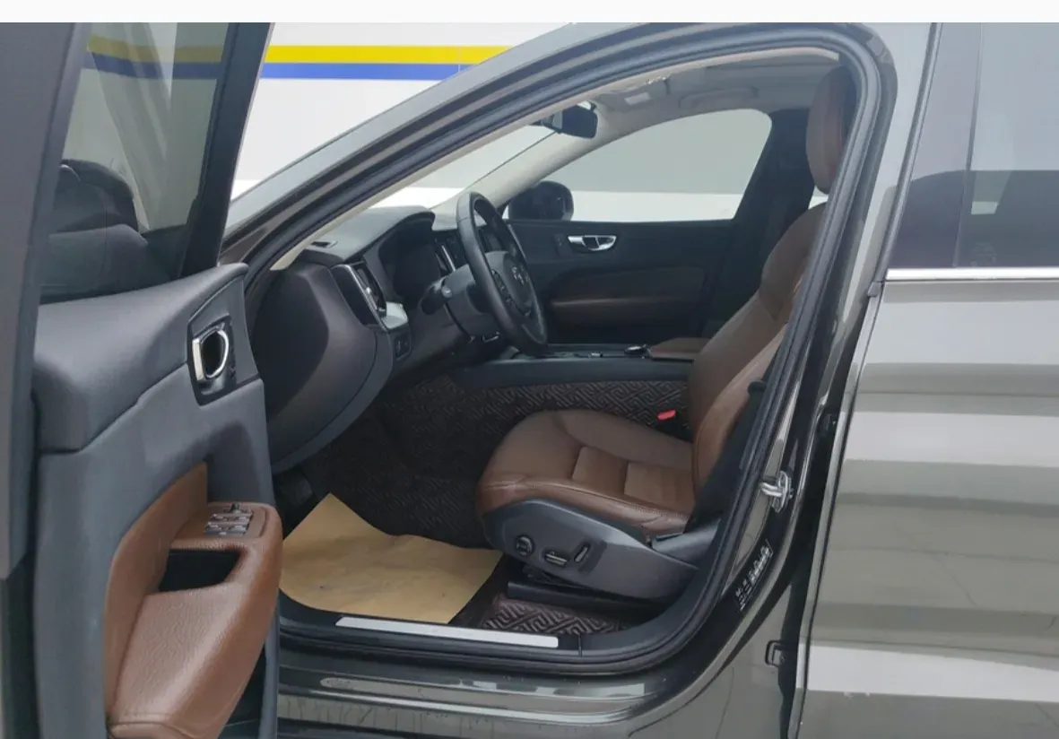 2020 Volvo XC60 2.0T 254HP L4 8AT,autocango,china used car exporter,china ev exporter,chinese used car exporter,chinese used ev exporter