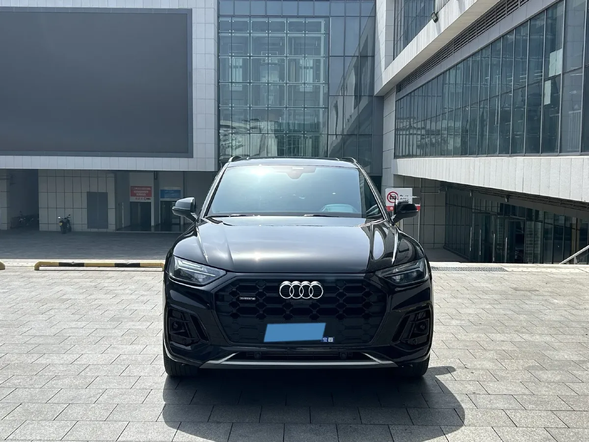 2025 Audi Q5L 2.0T 245HP L4 7DCT,autocango,china used car exporter,china ev exporter,chinese used car exporter,chinese used ev exporter