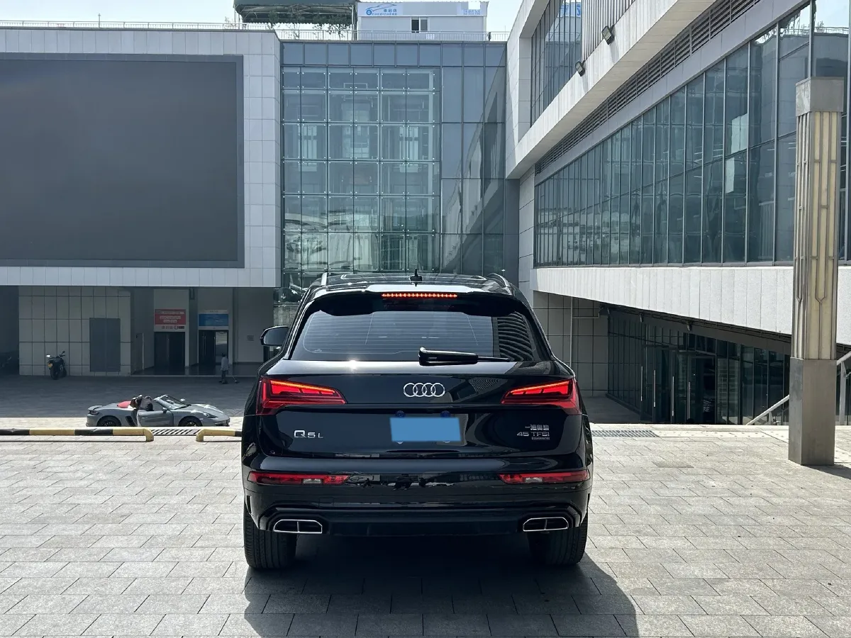 2025 Audi Q5L 2.0T 245HP L4 7DCT,autocango,china used car exporter,china ev exporter,chinese used car exporter,chinese used ev exporter