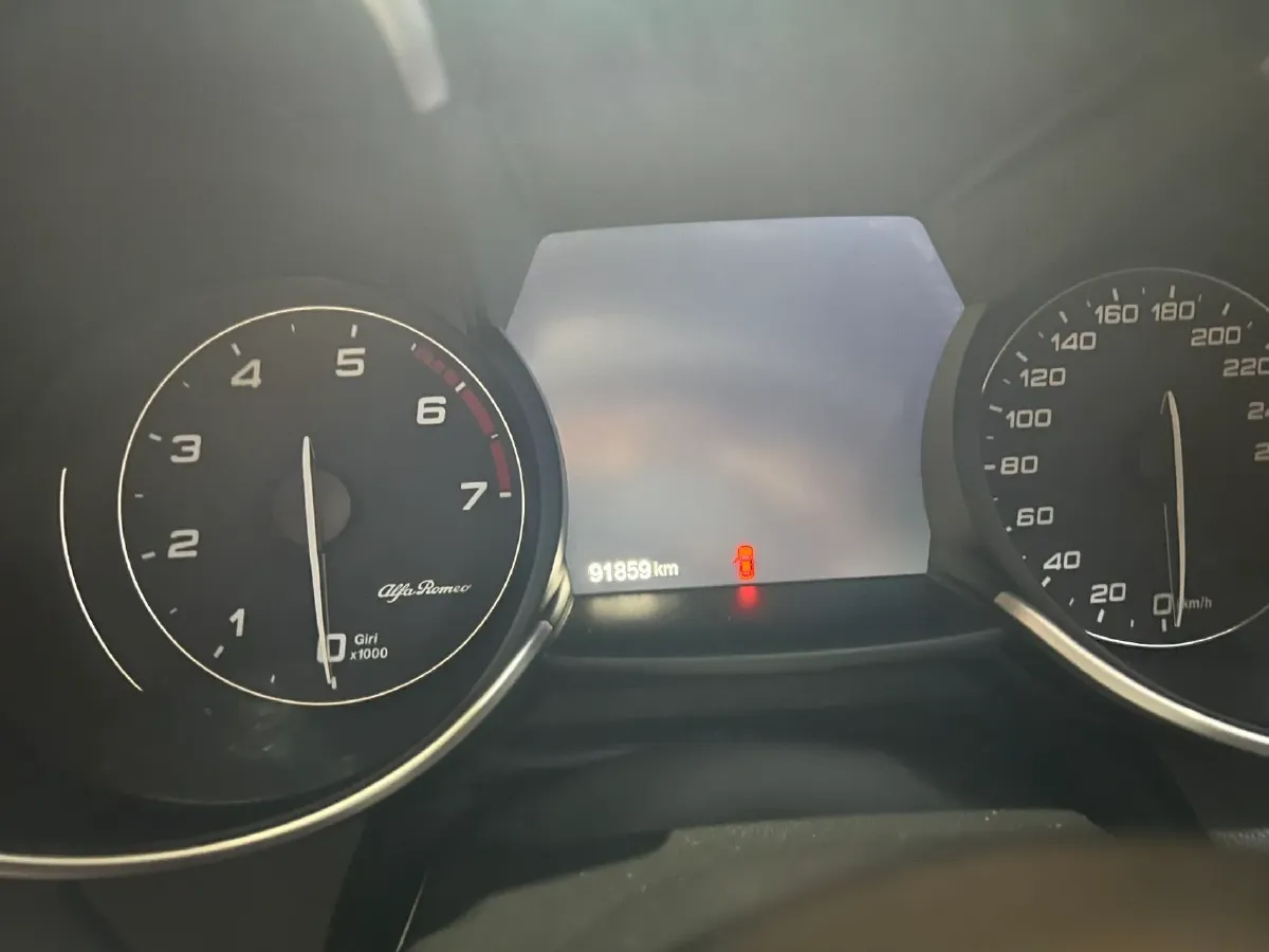 2017 Alfa Romeo Giulia 2.0T 200HP L4 8AT,autocango,china used car exporter,china ev exporter,chinese used car exporter,chinese used ev exporter