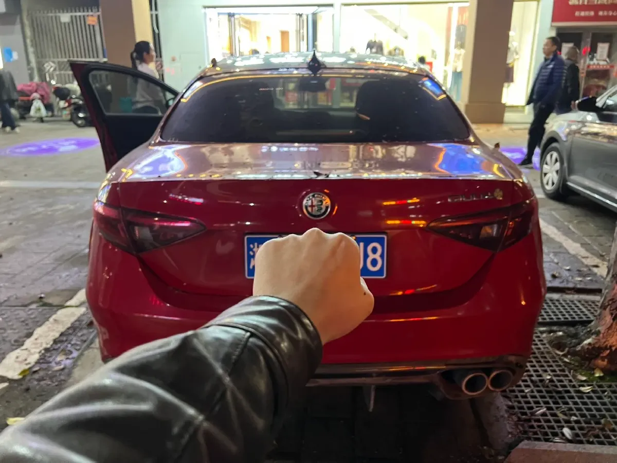 2017 Alfa Romeo Giulia 2.0T 200HP L4 8AT,autocango,china used car exporter,china ev exporter,chinese used car exporter,chinese used ev exporter