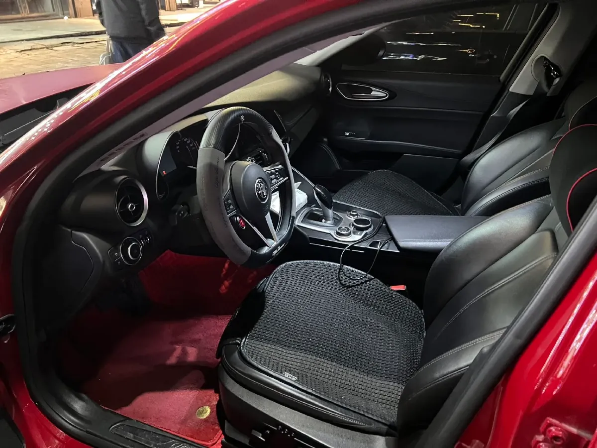 2017 Alfa Romeo Giulia 2.0T 200HP L4 8AT,autocango,china used car exporter,china ev exporter,chinese used car exporter,chinese used ev exporter