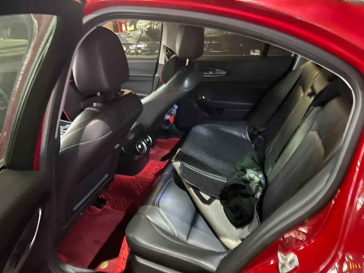 2017 Alfa Romeo Giulia 2.0T 200HP L4 8AT,autocango,china used car exporter,china ev exporter,chinese used car exporter,chinese used ev exporter