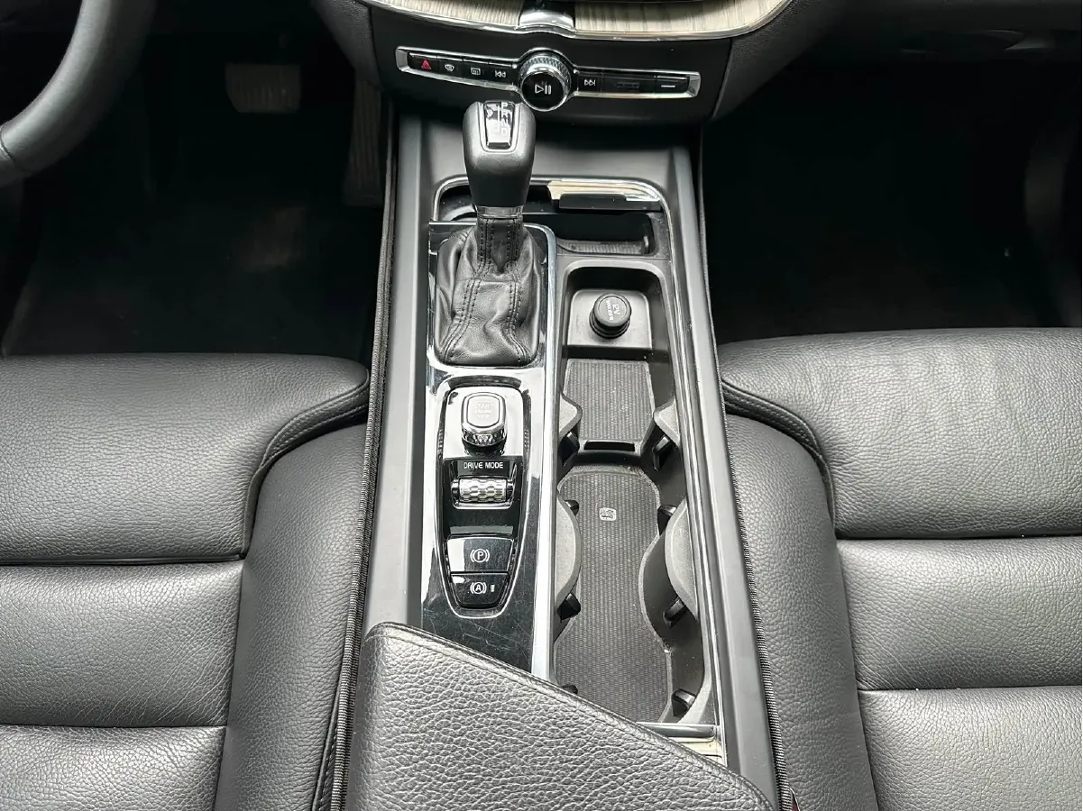 2020 Volvo XC60 2.0T 254HP L4 8AT,autocango,china used car exporter,china ev exporter,chinese used car exporter,chinese used ev exporter