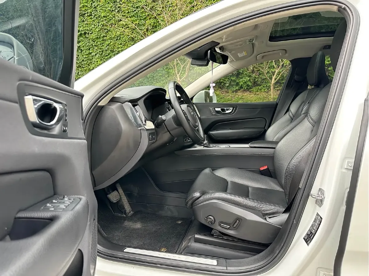 2020 Volvo XC60 2.0T 254HP L4 8AT,autocango,china used car exporter,china ev exporter,chinese used car exporter,chinese used ev exporter