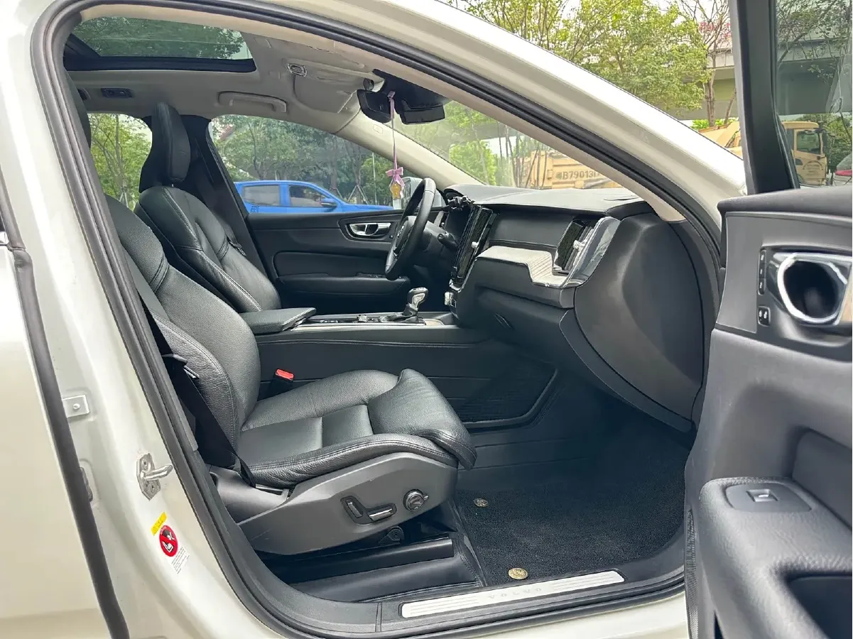 2020 Volvo XC60 2.0T 254HP L4 8AT,autocango,china used car exporter,china ev exporter,chinese used car exporter,chinese used ev exporter