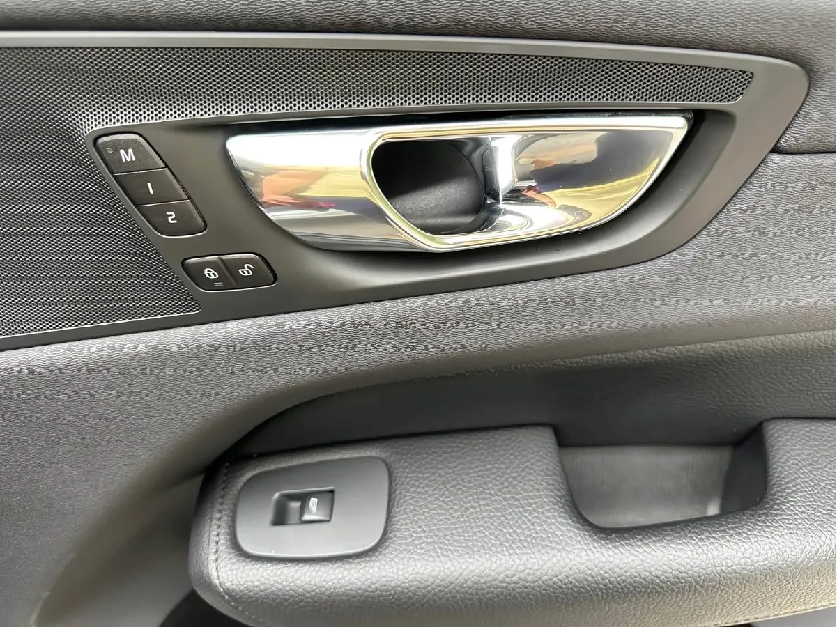 2020 Volvo XC60 2.0T 254HP L4 8AT,autocango,china used car exporter,china ev exporter,chinese used car exporter,chinese used ev exporter