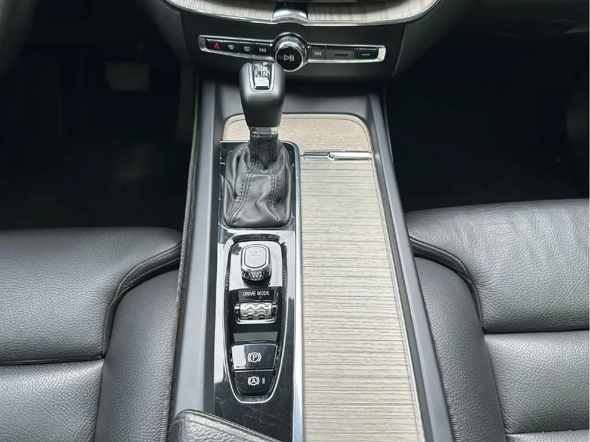 2020 Volvo XC60 2.0T 254HP L4 8AT,autocango,china used car exporter,china ev exporter,chinese used car exporter,chinese used ev exporter