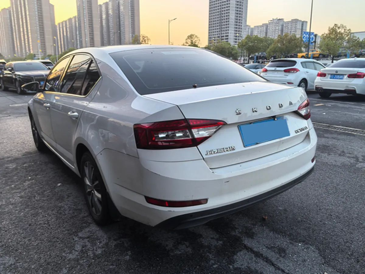 2021 Skoda Octavia 1.5L 113HP L4 6AT,autocango,china used car exporter,china ev exporter,chinese used car exporter,chinese used ev exporter
