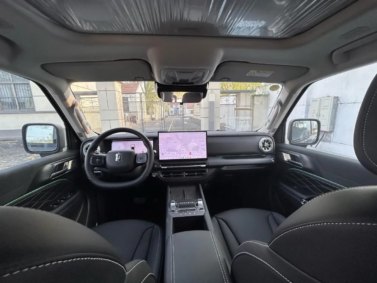 2025 Tank 300 2.0T 227HP L4 9AT,autocango,china used car exporter,china ev exporter,chinese used car exporter,chinese used ev exporter