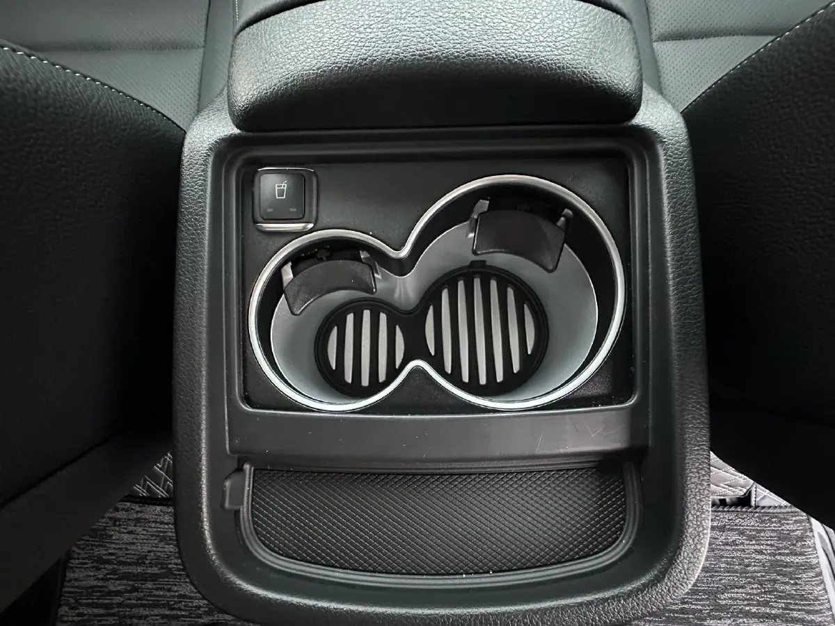 2022 Mercedes-Benz V Class 2.0T 211HP L4 9AT,autocango,china used car exporter,china ev exporter,chinese used car exporter,chinese used ev exporter