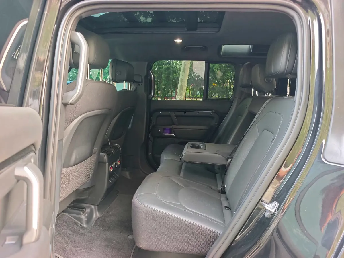 2025 Land Rover Defender 3.0T 400HP L6 8AT,autocango,china used car exporter,china ev exporter,chinese used car exporter,chinese used ev exporter