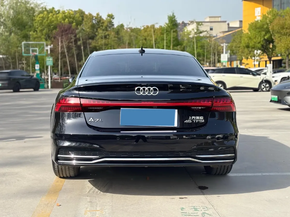 2024 Audi A7L 2.0T 245HP L4 7DCT,autocango,china used car exporter,china ev exporter,chinese used car exporter,chinese used ev exporter