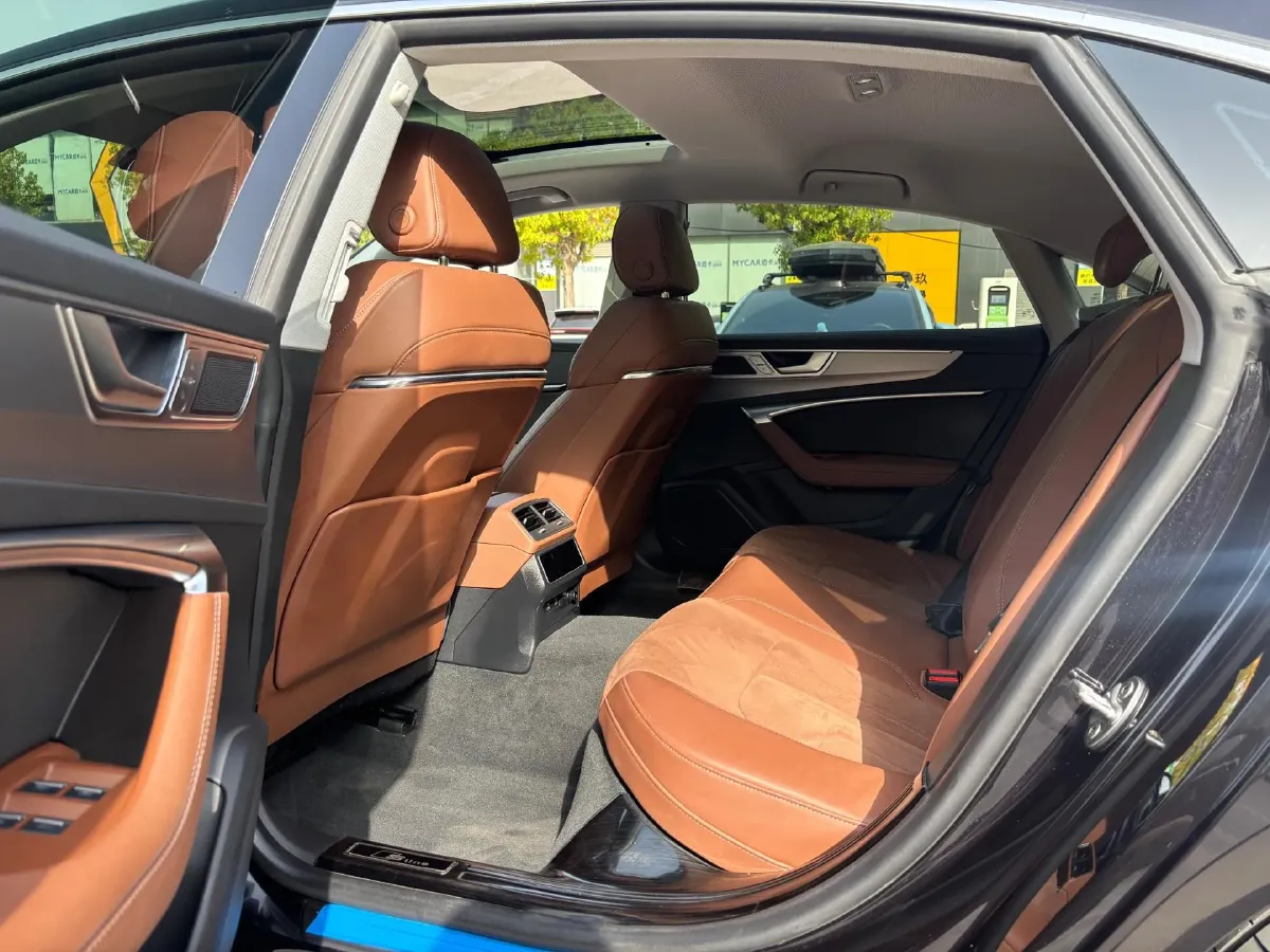 2024 Audi A7L 2.0T 245HP L4 7DCT,autocango,china used car exporter,china ev exporter,chinese used car exporter,chinese used ev exporter