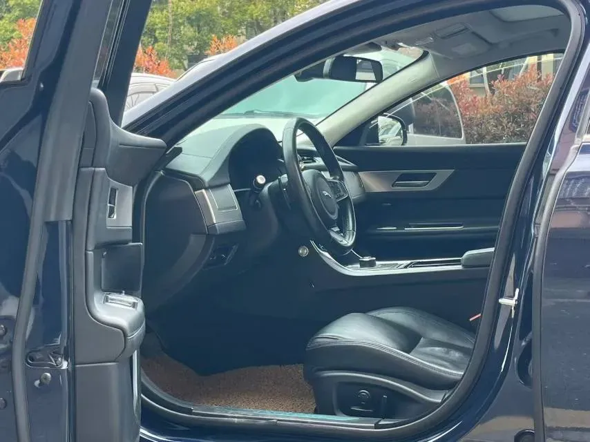 2018 Jaguar XF 2.0T 250HP L4 8AT,autocango,china used car exporter,china ev exporter,chinese used car exporter,chinese used ev exporter