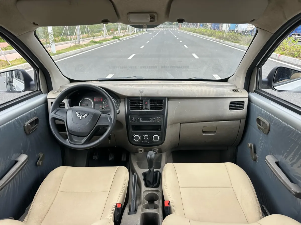 2019 WuLing RongGuang V 1.5L 112HP L4 5MT,autocango,china used car exporter,china ev exporter,chinese used car exporter,chinese used ev exporter