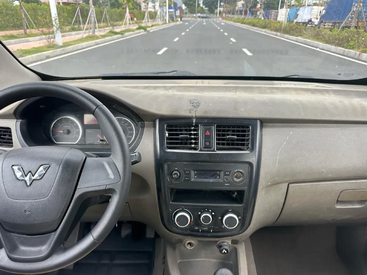 2019 WuLing RongGuang V 1.5L 112HP L4 5MT,autocango,china used car exporter,china ev exporter,chinese used car exporter,chinese used ev exporter