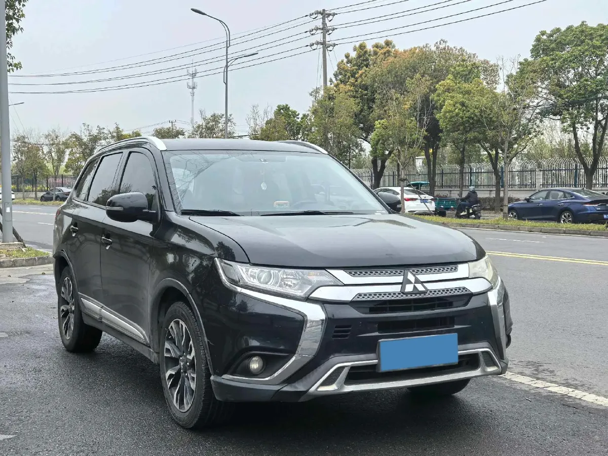 2020 Mitsubishi Outlander 2.0L 166HP L4 CVT,autocango,china used car exporter,china ev exporter,chinese used car exporter,chinese used ev exporter