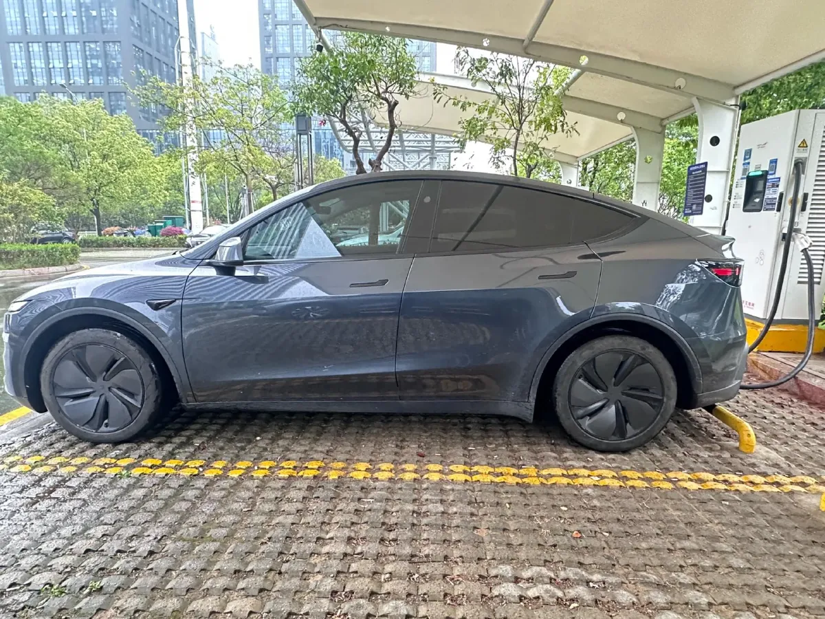 2025 Tesla Model Y BEV 62.5KWH,autocango,china used car exporter,china ev exporter,chinese used car exporter,chinese used ev exporter