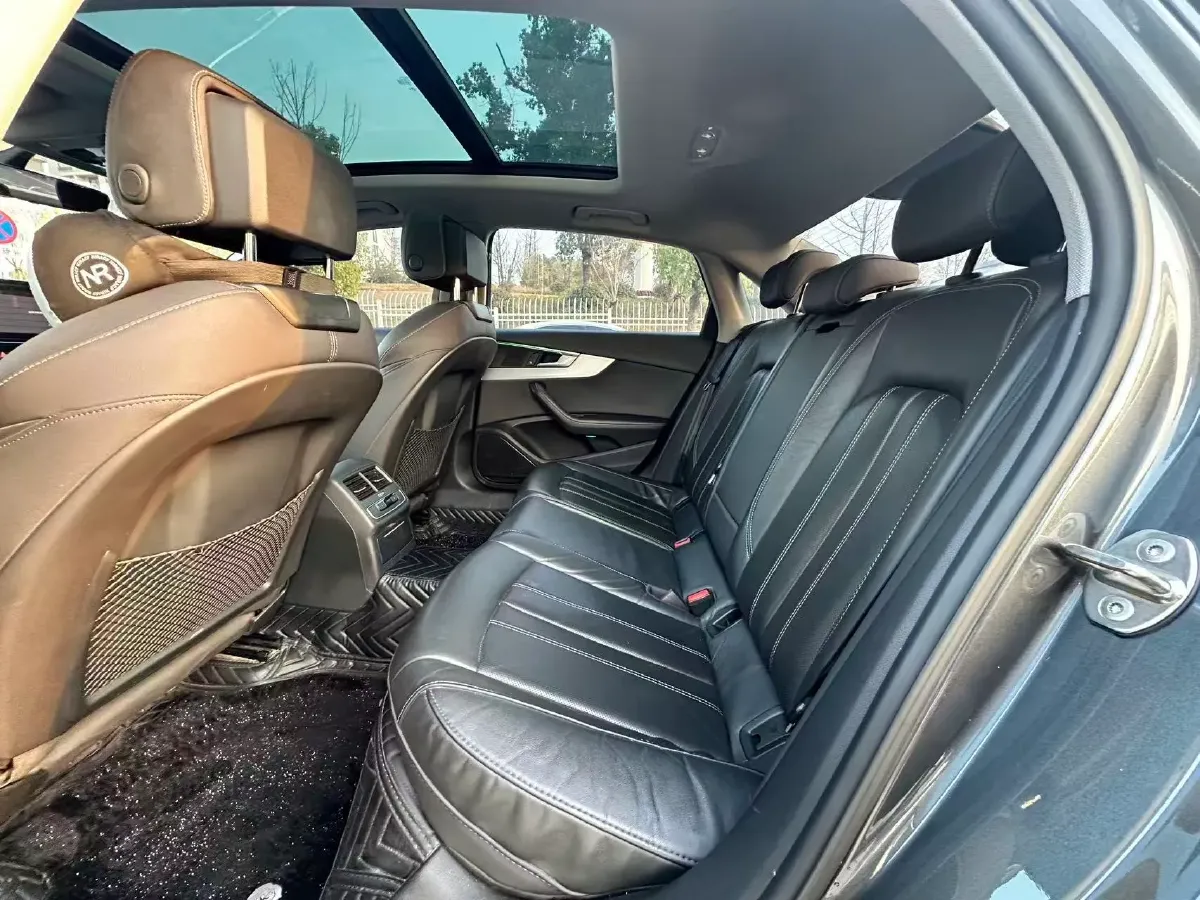 2022 Audi A4L 2.0T 190HP L4 7DCT,autocango,china used car exporter,china ev exporter,chinese used car exporter,chinese used ev exporter