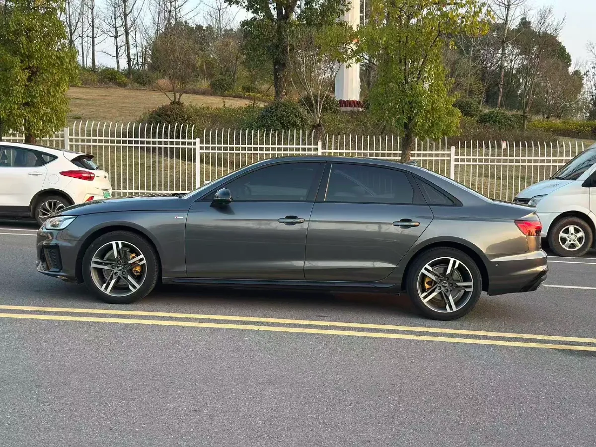 2022 Audi A4L 2.0T 190HP L4 7DCT,autocango,china used car exporter,china ev exporter,chinese used car exporter,chinese used ev exporter