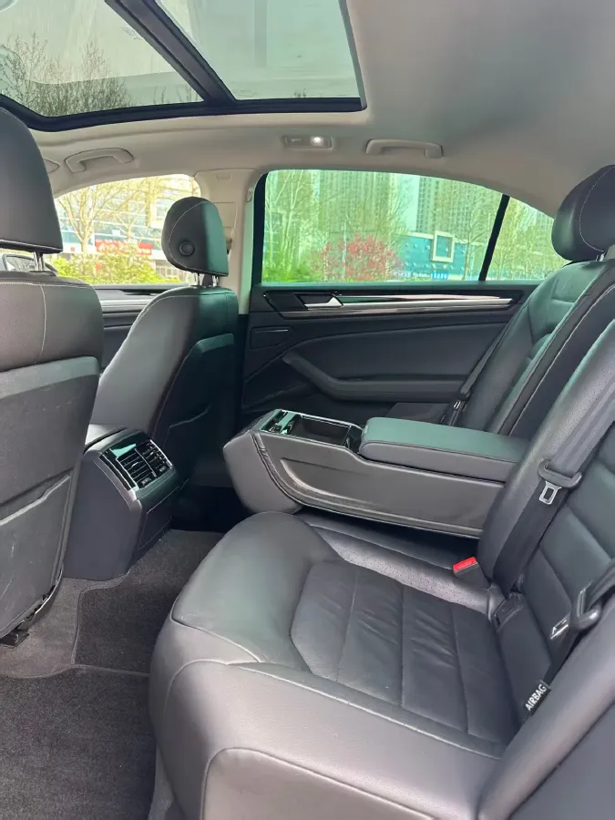 2018 Volkswagen Phideon 2.0T 224HP L4 7DCT,autocango,china used car exporter,china ev exporter,chinese used car exporter,chinese used ev exporter