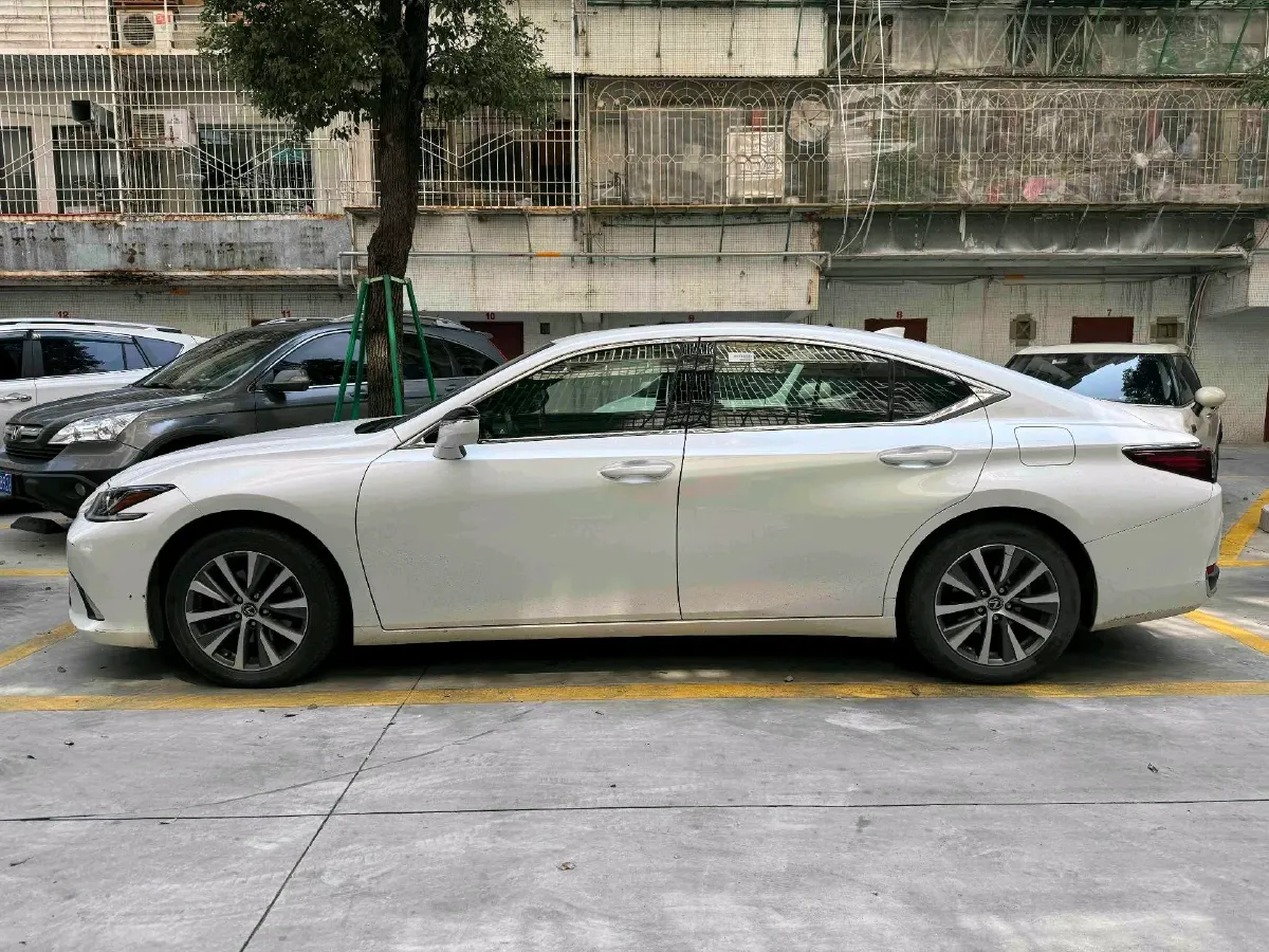 2021 Lexus ES 2.0L 173HP L4 CVT,autocango,china used car exporter,china ev exporter,chinese used car exporter,chinese used ev exporter