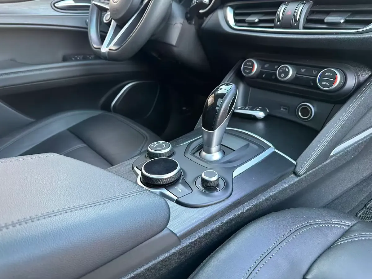 2017 Jaguar XE 2.0T 240HP L4 8AT,autocango,china used car exporter,china ev exporter,chinese used car exporter,chinese used ev exporter