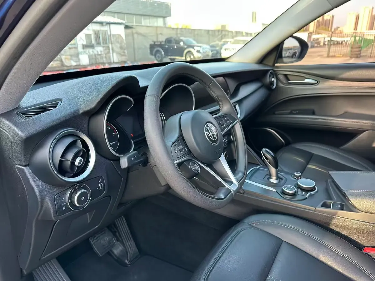 2017 Jaguar XE 2.0T 240HP L4 8AT,autocango,china used car exporter,china ev exporter,chinese used car exporter,chinese used ev exporter